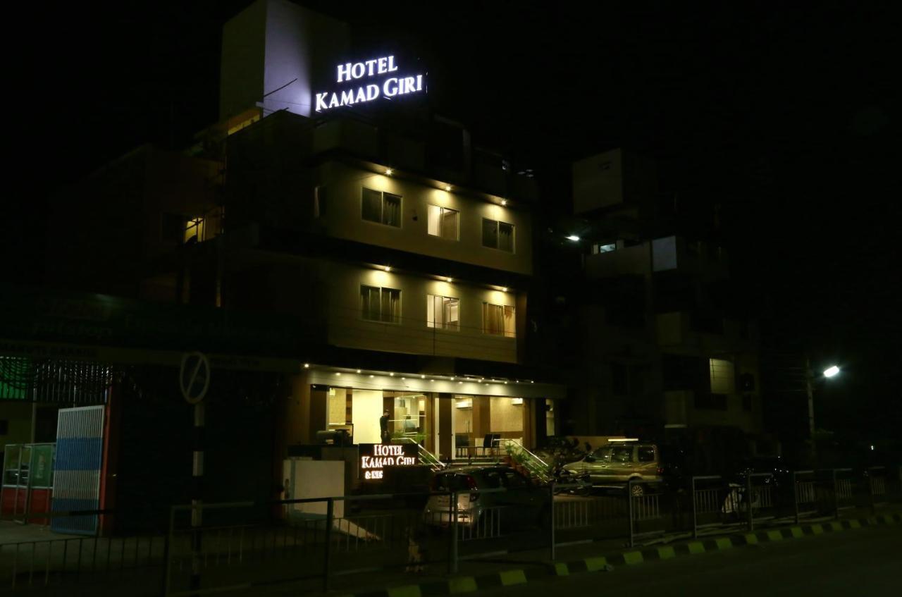 Hotel Kamad Giri,Ujjain Extérieur photo