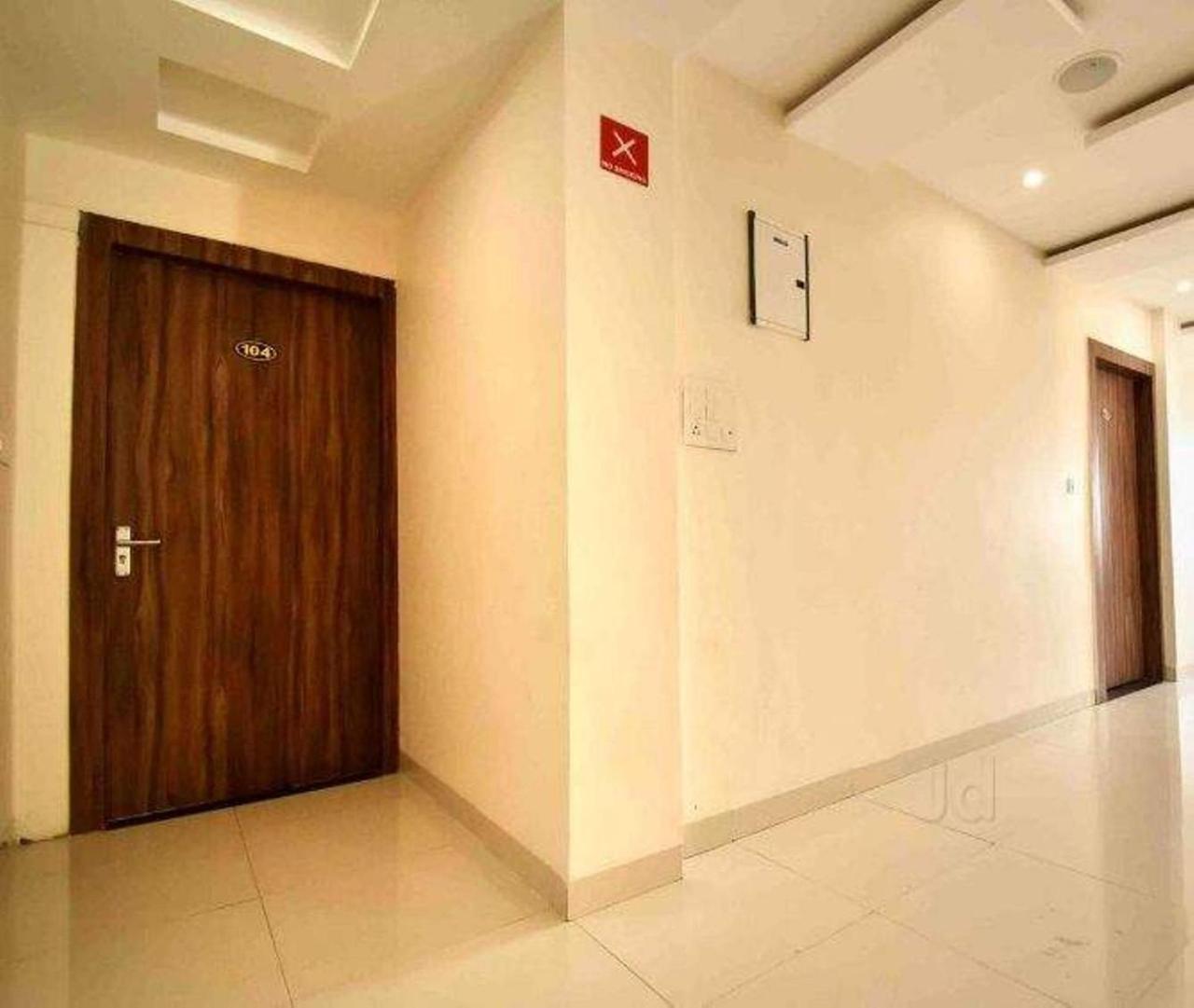 Hotel Kamad Giri,Ujjain Extérieur photo