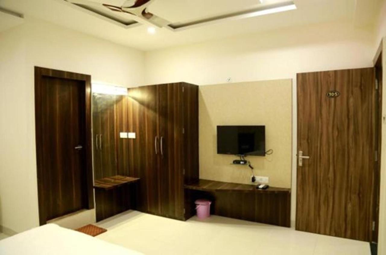 Hotel Kamad Giri,Ujjain Extérieur photo
